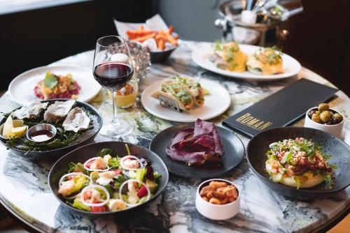 奥斯陆大陆酒店的餐桌,餐盘和一杯葡萄酒