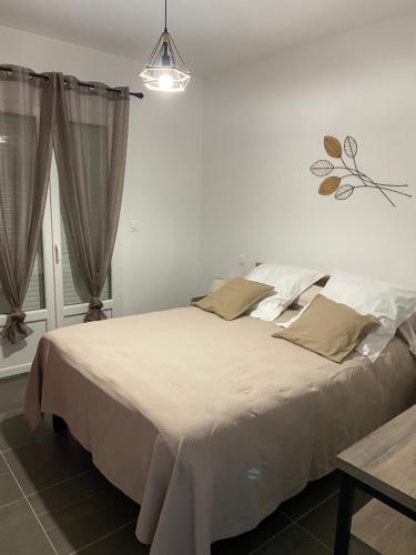 巴斯蒂亚Résidence Pasturella的卧室设有一张白色大床和一扇窗户。