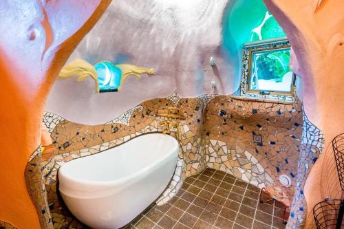恩纳土と音の旅チオンの家的木图中带卫生间的浴室
