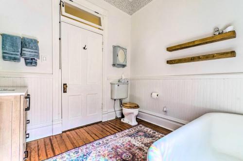 小石城Historic Home Near Downtown Little Rock!的浴室配有卫生间、盥洗盆和浴缸。