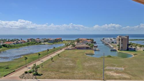 南帕诸岛Panoramic Island View! NEW 1 BR spacious condo in beachfront resort的享有河流美景,拥有建筑和大海