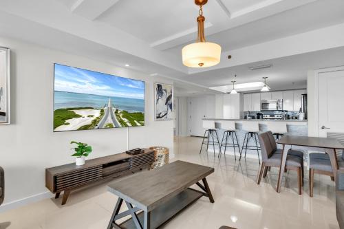 南帕诸岛Panoramic Island View! NEW 1 BR spacious condo in beachfront resort的厨房以及带桌椅的用餐室。