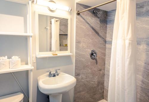 迈阿密Up Midtown的白色的浴室设有水槽和淋浴。