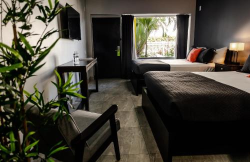 迈阿密Up Midtown的一间酒店客房,配有两张床和植物