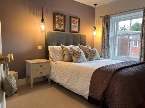 邓布兰The Cottage的一间卧室设有一张大床和一个窗户。