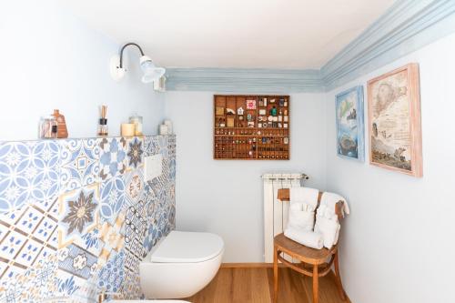 吉法Villa Selva Luxury Lakeview Apartment的一间带卫生间和椅子的浴室
