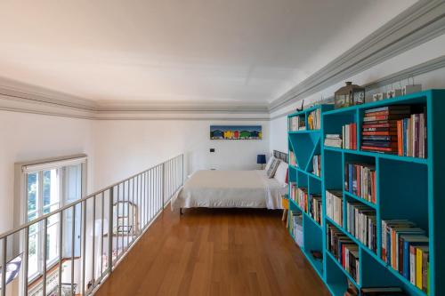 吉法Villa Selva Luxury Lakeview Apartment的一间卧室配有床和书架