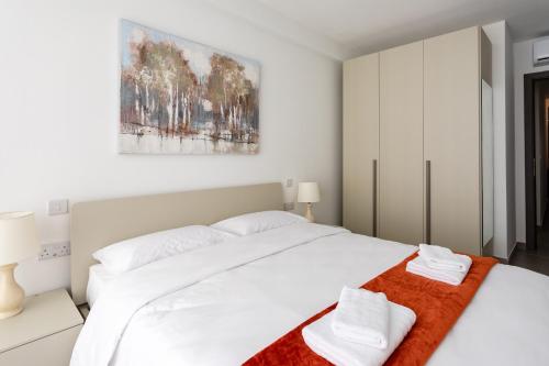 比尔泽布贾Gospa 58 - 1 bedroom apt的卧室配有一张带2条毛巾的大型白色床
