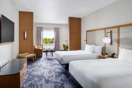 佛罗里达市Fairfield Inn & Suites Homestead Florida City的一间酒店客房,设有两张床和电视