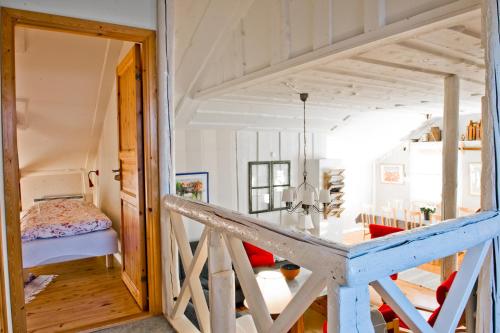 谢尔港Rovor och Rum Lägenhet Rännet的一间设有楼梯的客房,通往一间卧室