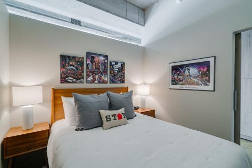 明尼阿波利斯Sable 87 - One Bedroom的一间卧室配有一张带两盏灯的大型白色床。