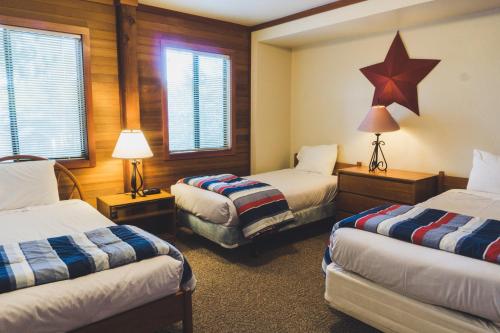 特拉基195 Basque Dr的酒店客房带两张床,墙上有一星星星。