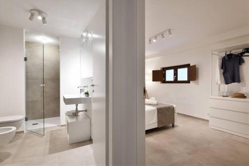 阿尔巴塔克斯Cosy and Modern Apartment Portu Frailis的白色的浴室设有床和水槽