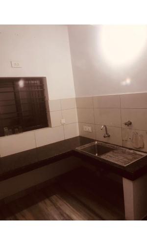 KondottiRedbell Inn Airport Hotel的一间带水槽和镜子的浴室