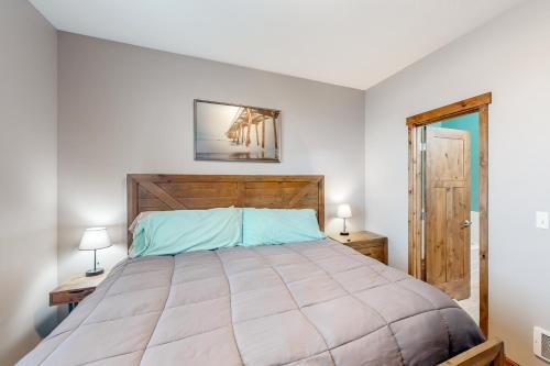 库斯贝Sunset Beach House的一间卧室配有一张大床和两盏灯。