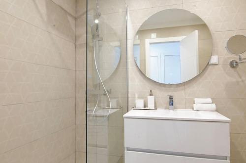 蒙蒂戈杜Sea Lovers - Sea front - studio apartment的一间带水槽和镜子的浴室