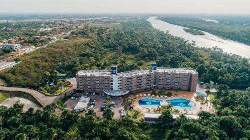 巴雷里尼亚斯Hotel - Gran Lençóis Flat的享有酒店空中美景,设有游泳池