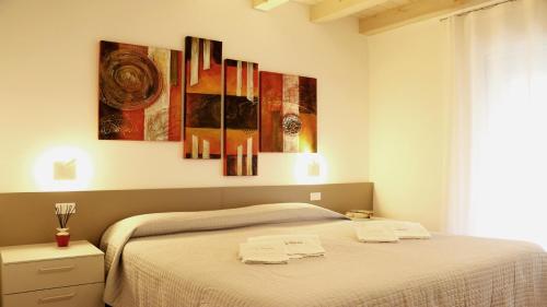 圣埃琳娜-迪西利亚Ca' Belvedere的一间卧室配有一张床,上面有两条毛巾