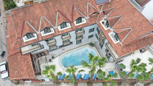 凯麦尔Orange Garden Hotel的享有酒店空中美景,设有游泳池