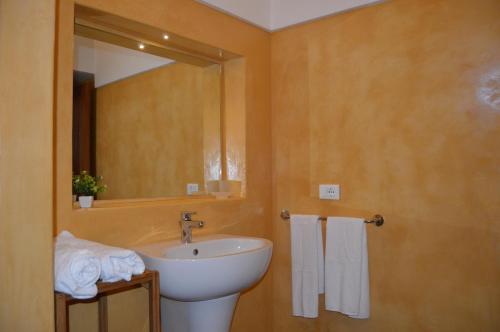 潘泰莱里亚I DAMMUSI DEL VENTO的浴室配有盥洗盆、镜子和毛巾