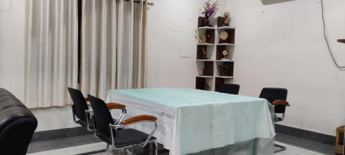 因帕尔Iranyai Homestay的配有桌椅和沙发的房间