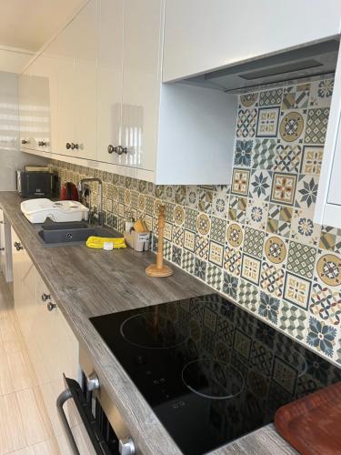 伦敦Private room 1的厨房配有台面,墙上铺有瓷砖