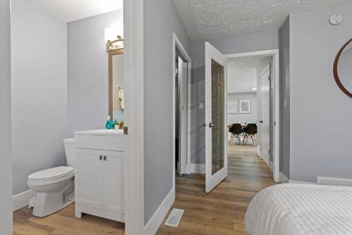 埃德蒙顿Elegant Boho Retreat - 8 min to WEM的白色的浴室设有卫生间和水槽。