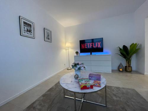 埃森Stilvolle 52qm Wohnung in attraktiver Lage的客厅配有桌子和电视