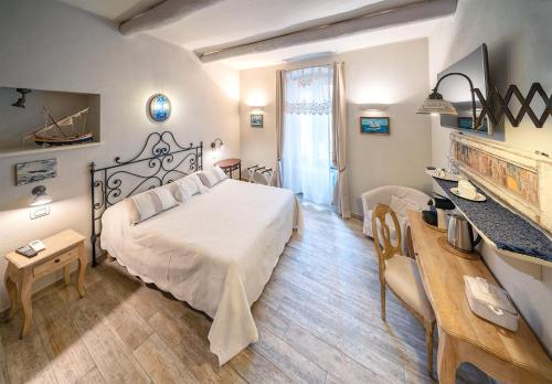 蒙特罗索阿尔马雷艾琳酒店的卧室配有白色的床
