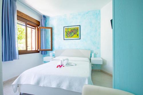 托雷戴科尔萨里B&B Carmela的卧室配有白色的床和窗户。