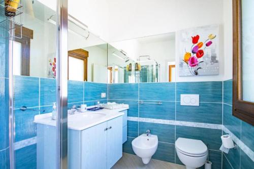 托雷戴科尔萨里B&B Carmela的一间带卫生间、水槽和镜子的浴室