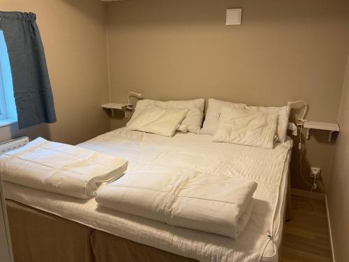 维斯比Högklint Rövar Liljas Apartment的一张病床,上面有白色的床单和枕头