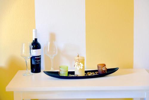 米西姆纳Hermes Hotel的一张桌子,上面放着一瓶葡萄酒和两杯酒杯