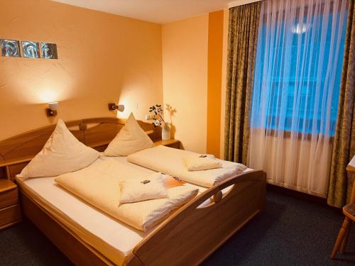 圣戈阿尔诺里布里克咖啡厅酒店的一间卧室配有一张带白色床单的床和一扇窗户。