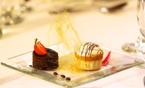 卡拉马卡拉马公园酒店的一块带巧克力蛋糕和草莓的盘子