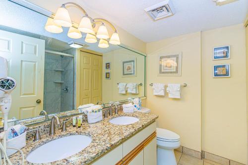 默特尔比奇Beach Colony Resort Unit 1405 - Beautiful Oceanfront Condo - 1 bedroom, 1 bath - Perfect for 6!的一间带两个盥洗盆和卫生间的浴室