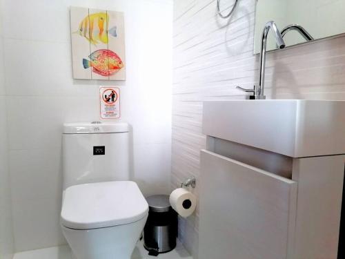 圣地亚哥洛斯卡巴Suites Room Soha II的白色的浴室设有卫生间和水槽。