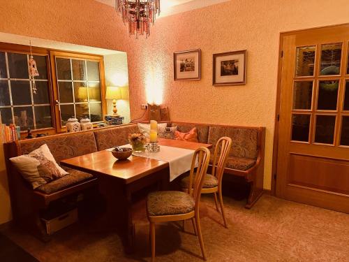 圣戈阿尔诺里布里克咖啡厅酒店的客厅配有桌子和沙发