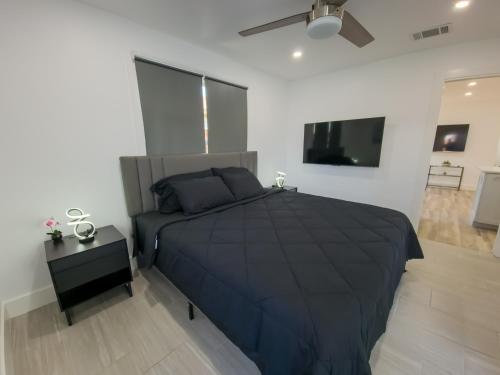 奥斯汀Cozy modern house - Near SXSW and other events的一间卧室配有一张带蓝色棉被的床