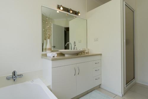 陶朗加海景别墅住宿加早餐酒店的白色的浴室设有水槽和镜子