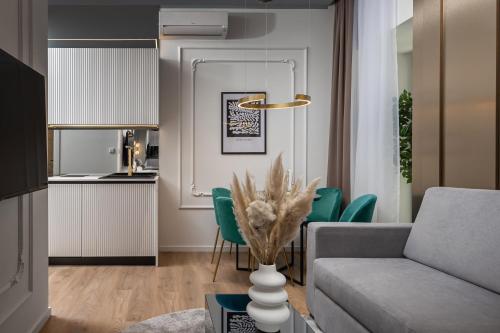 里耶卡Dream Fiumara Apartments的带沙发和绿色椅子的客厅