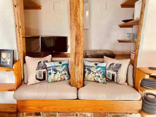 西默西The Nutshell的客厅配有带枕头的沙发。