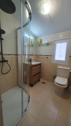 费罗尔Ático Magdalena - WIFI的带淋浴、卫生间和盥洗盆的浴室