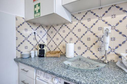 马亚Spacious House in Porto for family and friends的厨房配有水槽和台面