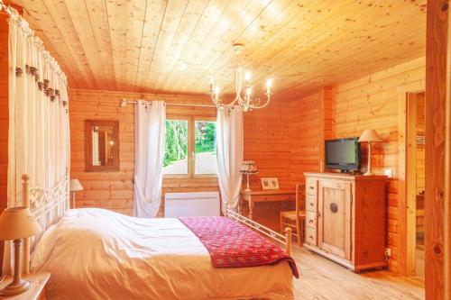 圣若里奥Chalet l'Herminette的小木屋内一间卧室,配有一张床