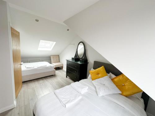 Hackbridge2b Seymour road的一间卧室配有白色床和黄色枕头