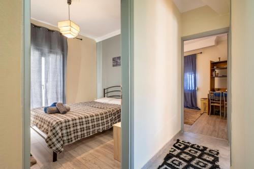 塞萨洛尼基T’ Giorgio Apartment的一间小卧室,配有床和窗户