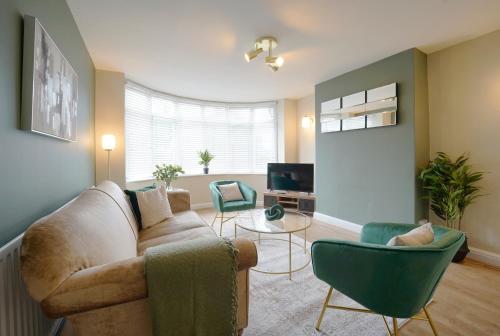 MoortownStunning luxury 3 bed house with garden in North Leeds的客厅配有沙发和两把椅子