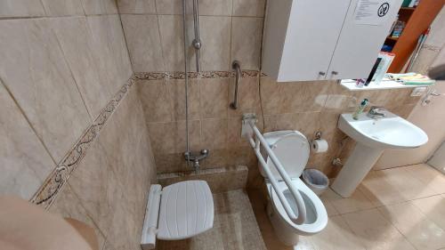 德尔锡伦西奥海岸SIMPLE Apartment Frontera Primavera POOL in South TENERIFE的带淋浴、卫生间和盥洗盆的浴室