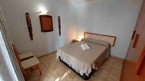 德尔锡伦西奥海岸SIMPLE Apartment Frontera Primavera POOL in South TENERIFE的一间卧室配有一张带两条白色毛巾的床